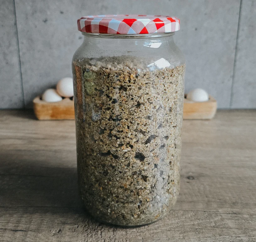 Volle pot gefermenteerd kippenvoer