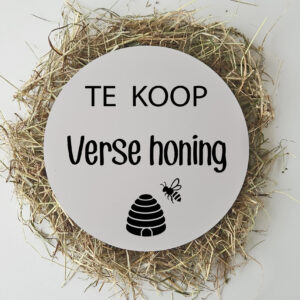 verkoopbord verse honing met bij en korfje voor verkoop aan huis