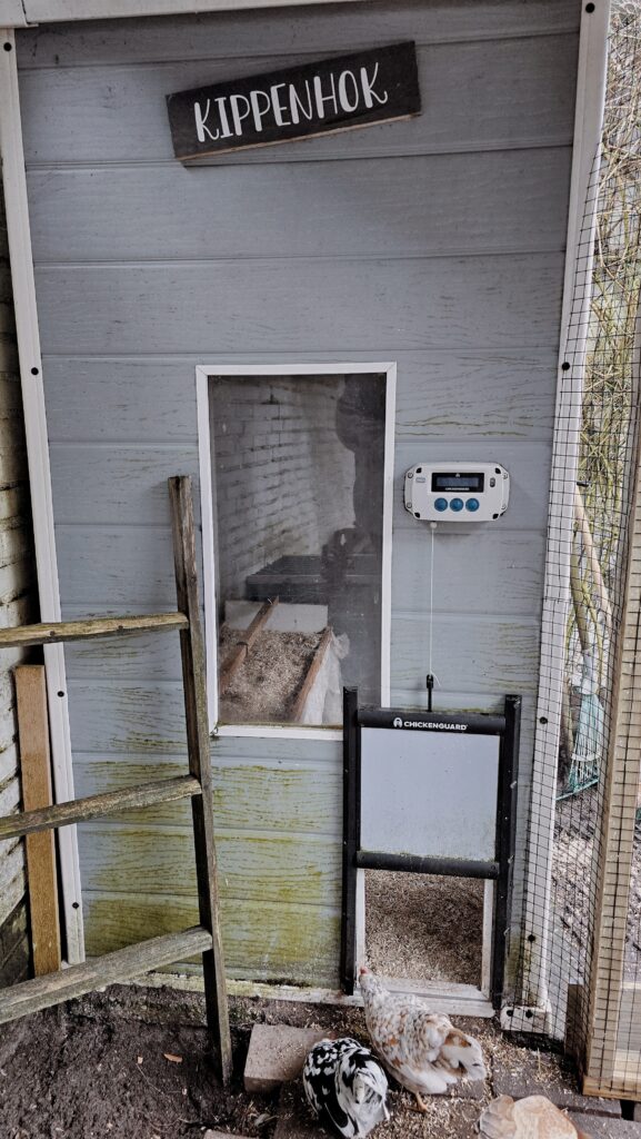 Chickenquard automatisch deurtje in tuinhuisje als kippenhok