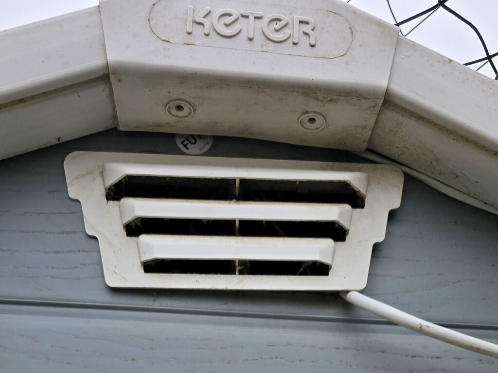 Ventilatie keterhuisje als kippenhok