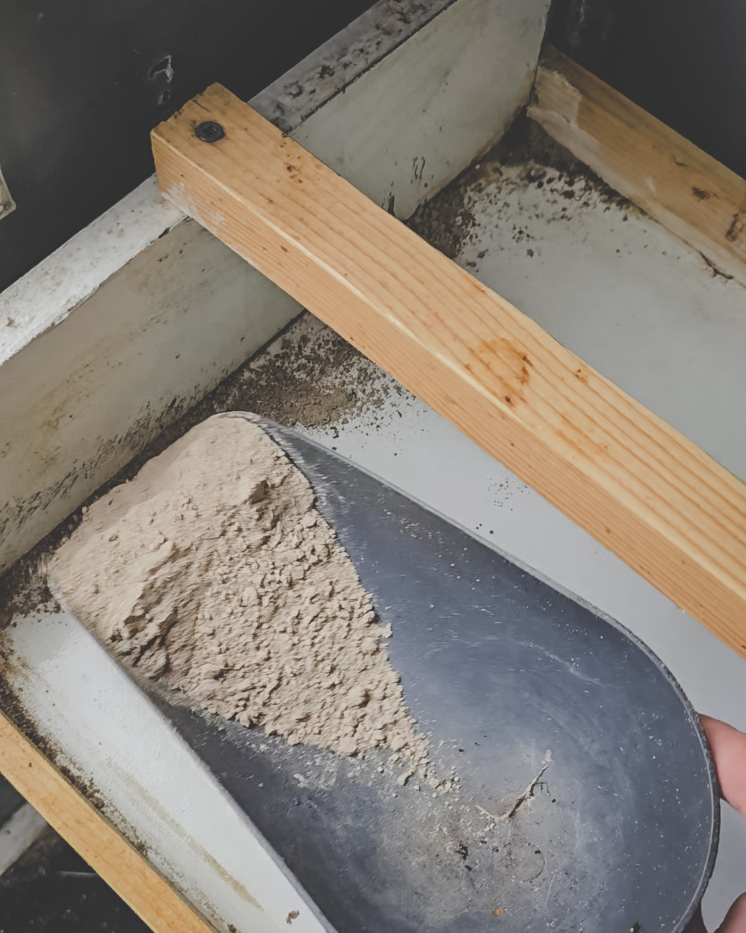 Diatomeenaarde in hoeken en naden in het kippenhok